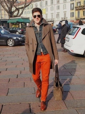 Comment porter un pantalon chino orange quand il fait chaud