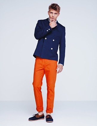 Comment porter un pantalon chino orange