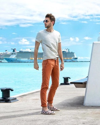 Comment porter un pantalon chino orange