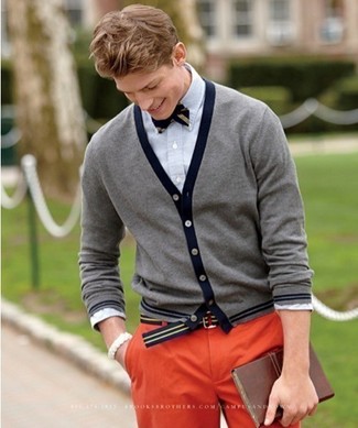 Comment porter un pantalon chino orange