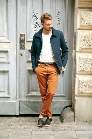Comment porter un pantalon chino orange quand il fait chaud