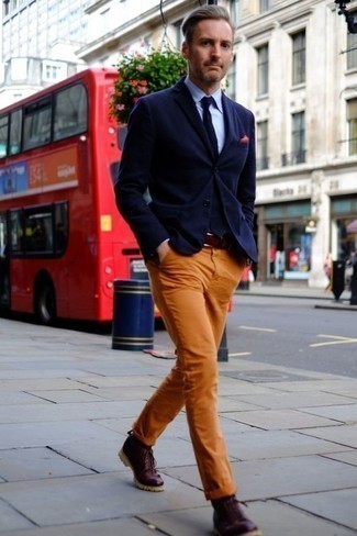 Comment porter un pantalon chino orange quand il fait chaud