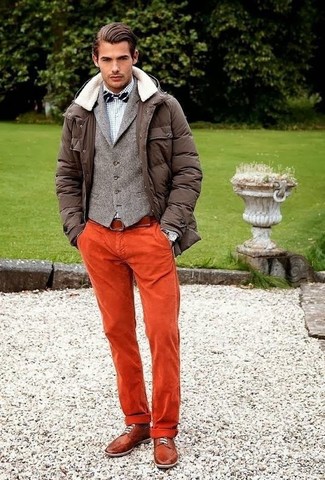 Comment porter un pantalon chino orange