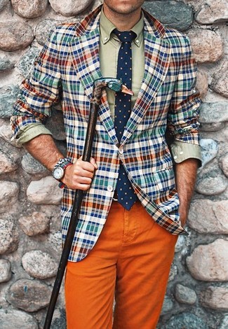 Comment porter un pantalon chino orange