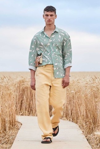 Comment porter un pantalon chino orange pour un style relax