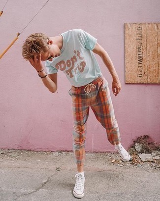 Comment porter un pantalon chino orange pour un style relax