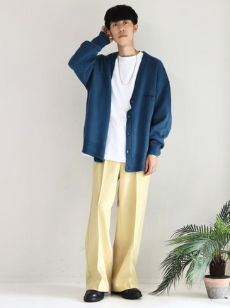 Comment porter un pantalon chino orange pour un style relax