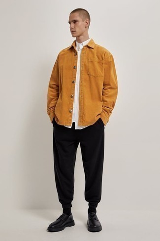 Comment porter une chemise à manches longues en velours côtelé orange