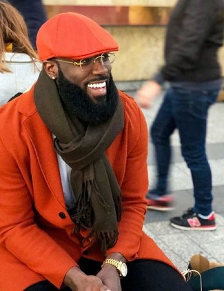 Comment porter une casquette plate orange quand il fait froid