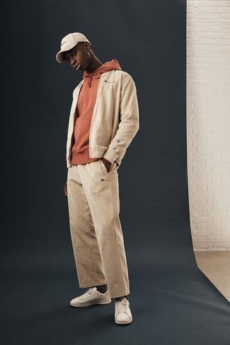 Comment porter un sweat à capuche orange