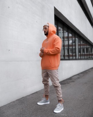 Comment porter un sweat à capuche orange
