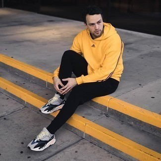 Comment porter un sweat à capuche orange