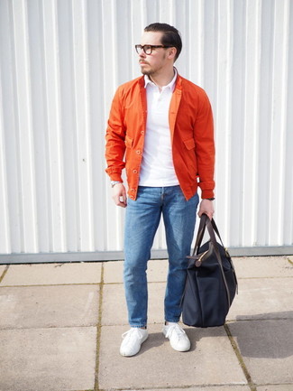 Comment porter une veste orange quand il fait chaud