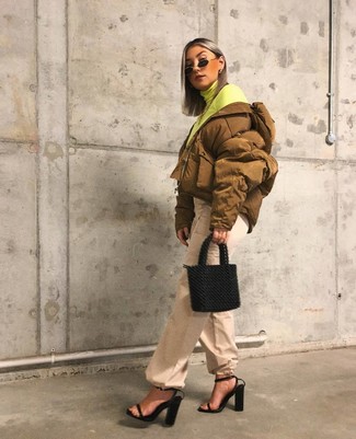 Comment porter une veste orange quand il fait froid