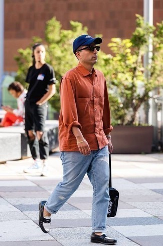 Comment porter une chemise à manches longues orange en été