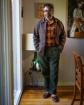 Comment porter une chemise à manches longues orange après 50 ans