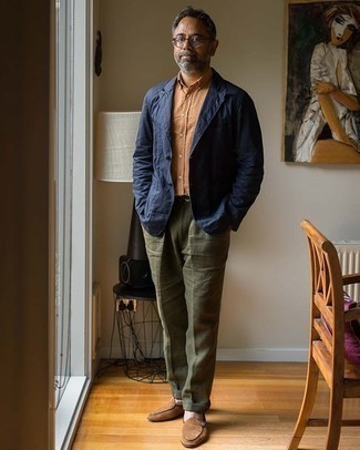 Comment porter une chemise à manches longues orange après 50 ans