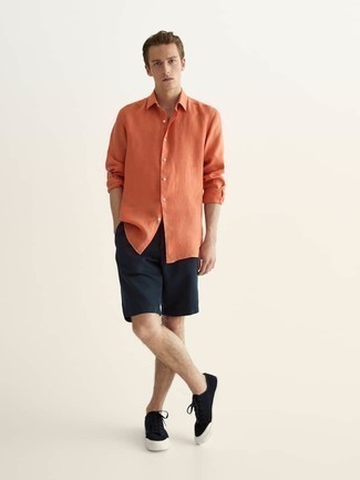Comment porter une chemise à manches longues orange en été