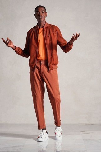 Comment porter un pantalon orange pour un style decontractés en automne