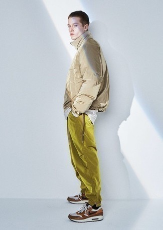 Comment porter un pantalon orange pour un style decontractés quand il fait froid