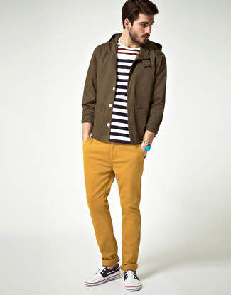 Comment porter un pantalon orange pour un style decontractés en automne