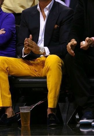 Comment porter un pantalon orange quand il fait chaud