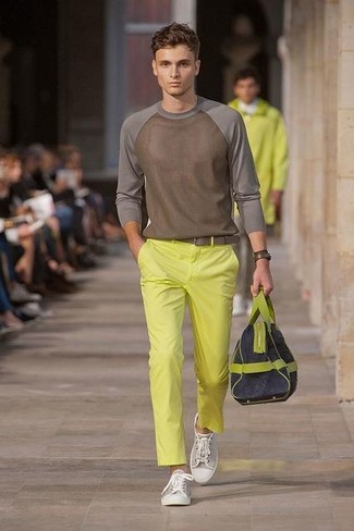 Comment porter un pantalon orange pour un style decontractés en automne