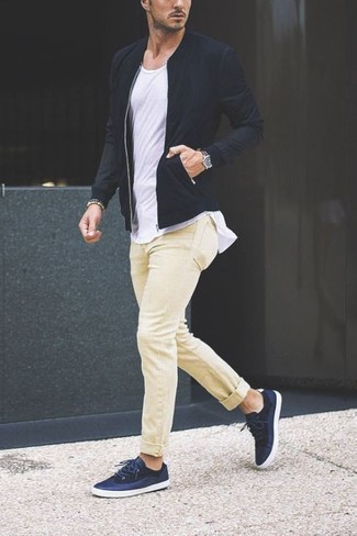 Comment porter un pantalon orange pour un style decontractés quand il fait chaud