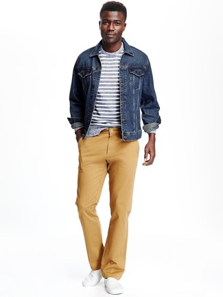 Comment porter un pantalon orange pour un style decontractés quand il fait chaud