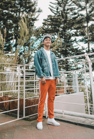 Comment porter un pantalon orange pour un style decontractés quand il fait chaud