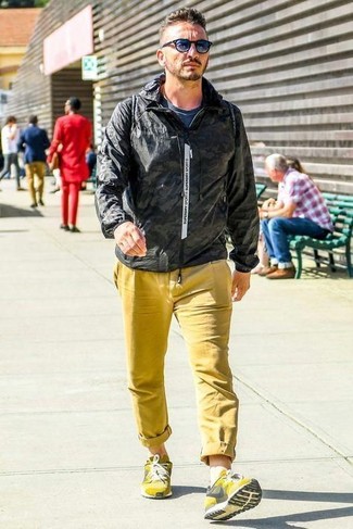 Comment porter un pantalon orange pour un style decontractés en automne