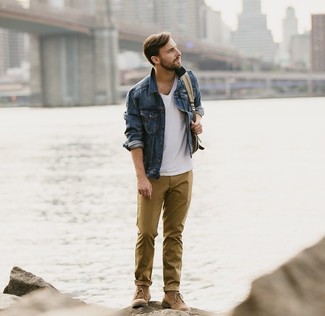 Comment porter un pantalon orange pour un style decontractés quand il fait chaud
