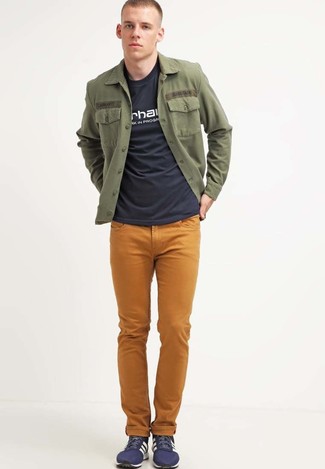 Comment porter un pantalon orange pour un style decontractés en automne