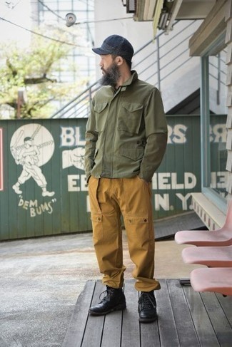 Comment porter un pantalon orange pour un style decontractés en automne