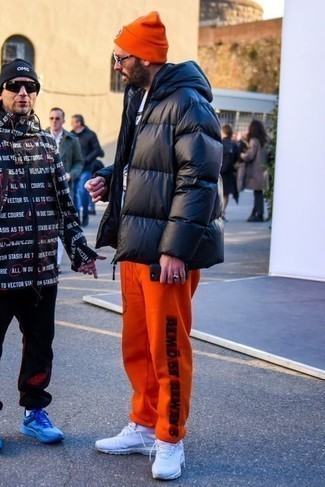 Comment porter un pantalon orange pour un style decontractés quand il fait froid