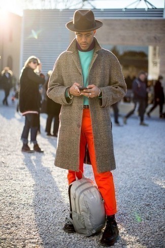 Comment porter un pantalon orange pour un style chic decontractés quand il fait froid