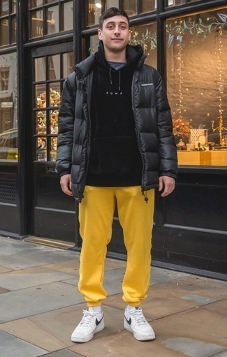 Comment porter un pantalon orange pour un style decontractés en automne