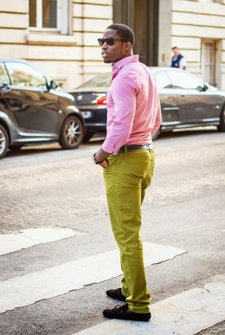 Comment porter un pantalon orange pour un style decontractés quand il fait chaud