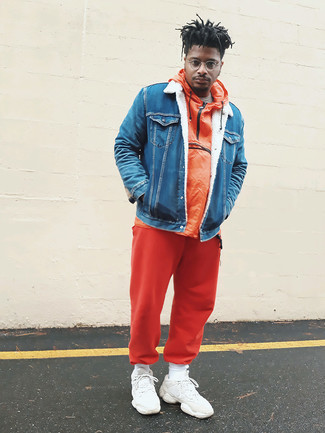 Comment porter un pantalon orange pour un style decontractés quand il fait froid