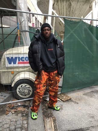 Comment porter un pantalon orange pour un style decontractés quand il fait froid