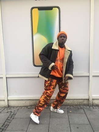 Comment porter un pantalon orange pour un style decontractés quand il fait froid