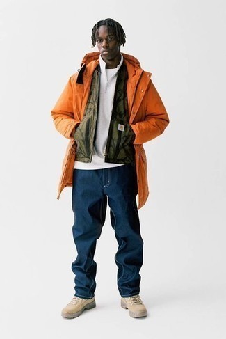 Comment porter une parka orange quand il fait froid
