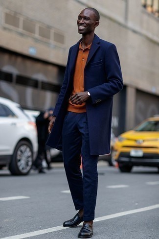Comment porter un polo orange quand il fait froid