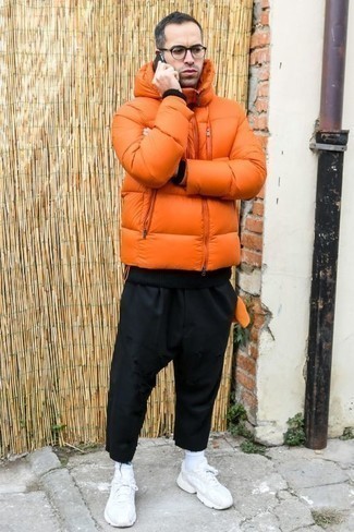 Comment porter une doudoune orange quand il fait frais
