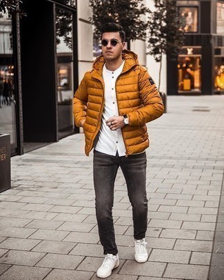 Comment porter une doudoune orange quand il fait frais