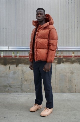 Comment porter une doudoune orange quand il fait frais