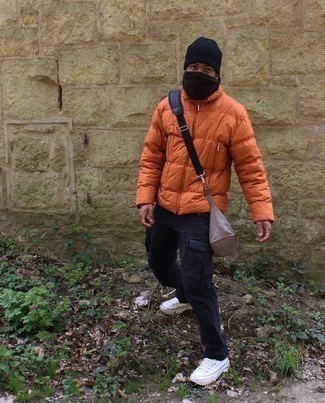 Comment porter une doudoune orange quand il fait frais