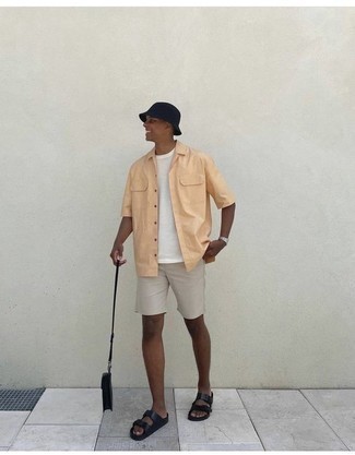 Comment porter une chemise orange pour un style relax