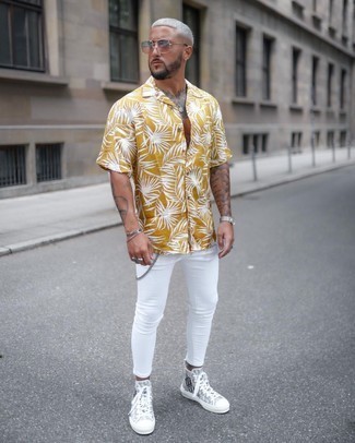 Comment porter une chemise orange pour un style relax