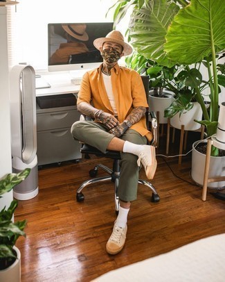 Comment porter une chemise orange